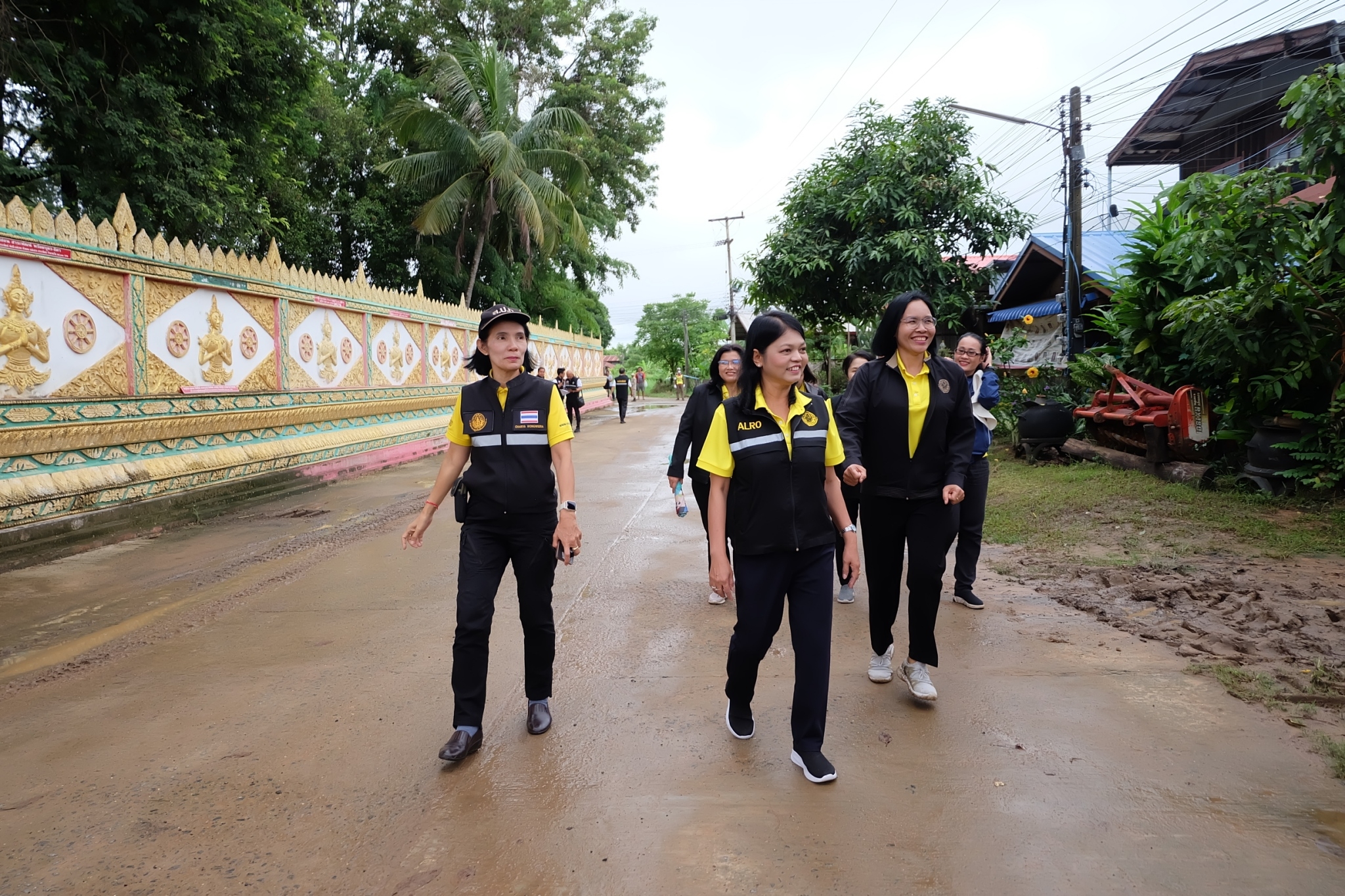 title - ส.ป.ก. ร่วมลงพื้นที่ติดตามนายกรัฐมนตรีและรัฐมนตรีว่าการกระทรวงการคลัง พร้อมคณะ ตรวจราชการและติดตามสถานการณ์อุทกภัย พบปะประชาชนและมอบสิ่งของช่วยเหลือผู้ประสบอุทกภัย ณ อำเภอคำเขื่อนแก้ว จังหวัดยโสธร